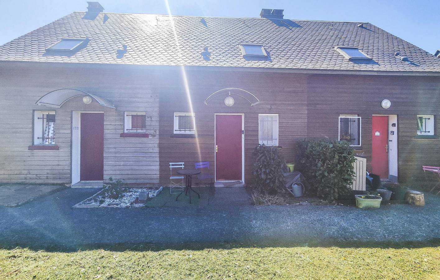 Charming 1.5km to Beach Apartment with Terrace and Free Parking in La Salvetat-sur-Agout, Béziers region