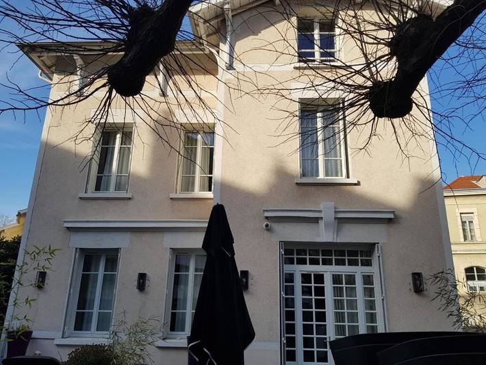 Chambre d’hôte pour 2 personnes, avec Terrasse et Jardin ainsi que Piscine et Vue à Lyon