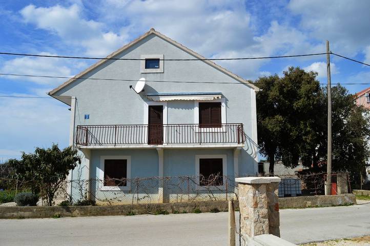 Ganze Wohnung, Wohnung Desni mit Balkon in der Nähe des Meeres in Pakostane, Zadar