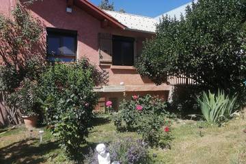 Gîte pour 4 personnes, avec jardin à Embrun