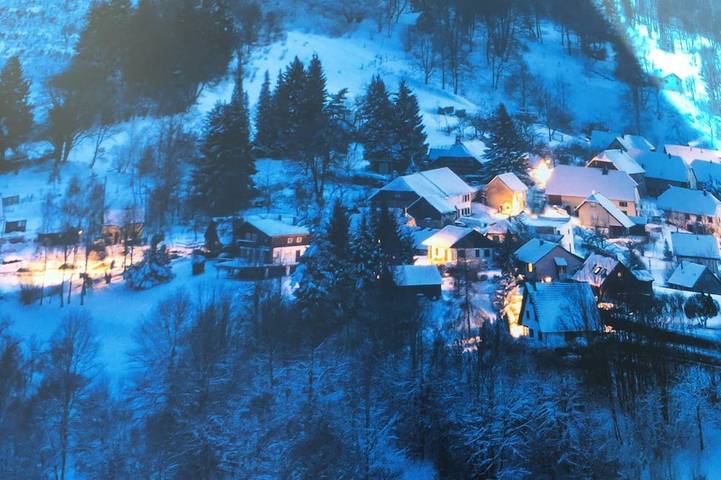 Chalet pour 4 personnes, avec jacuzzi et piscine ainsi que jardin et balcon