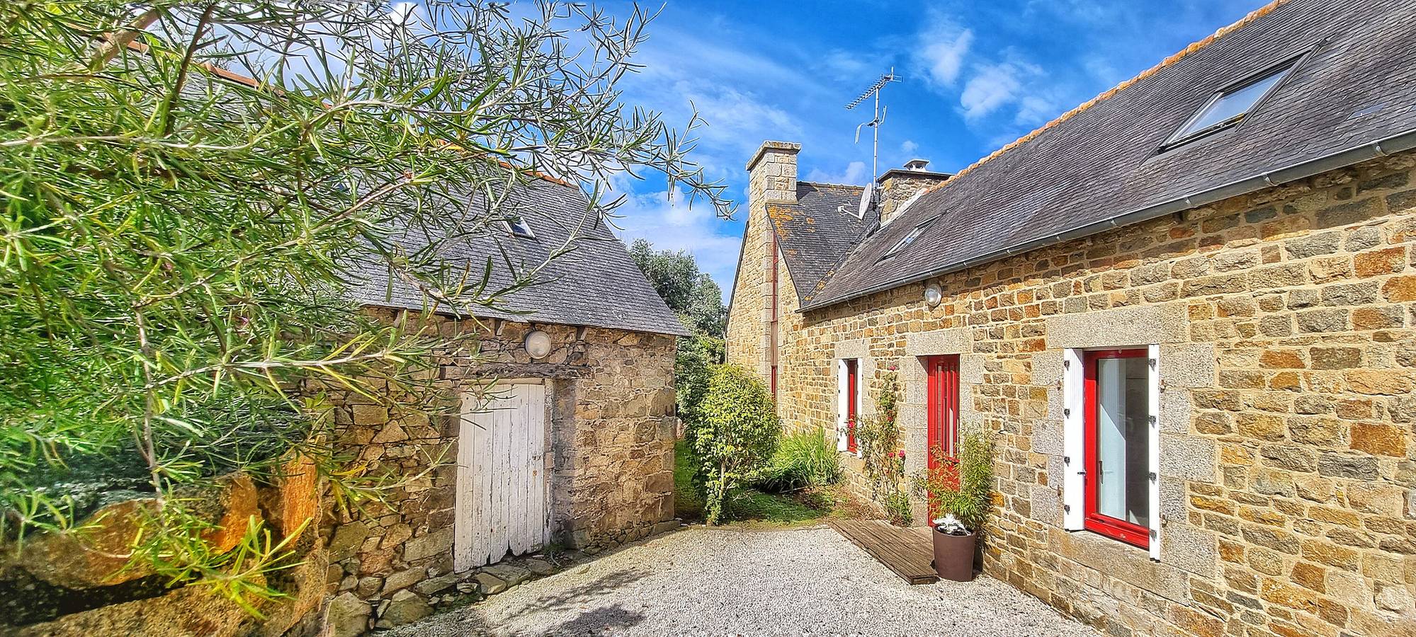 Maison de vacances 'Kermohic - En Front De Mer' avec vue sur la mer, terrasse privée et Wi-Fi in Pleubian, Côte de Granit Rose