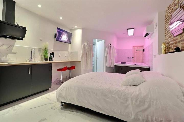 Gîte pour 2 personnes, avec piscine et jacuzzi à Castelsarrasin