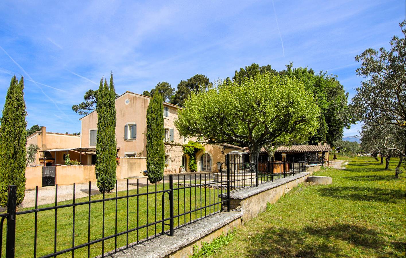 Charmante 160 m² große Wohnung mit Pool und Garten, 2 km vom Zentrum von Villes-sur-Auzon entfernt in Villes-sur-Auzon, Parc naturel régional du Mont-Ventoux