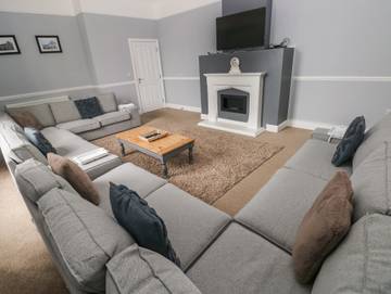 Cottage for 14 People in Tenby, Pembrokeshire, Photo 4