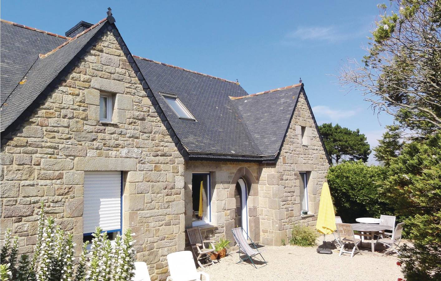 Appartement de 130 m2 avec vue sur le jardin et l'océan, à 1,5 km de la plage in Buguélès, Penvénan