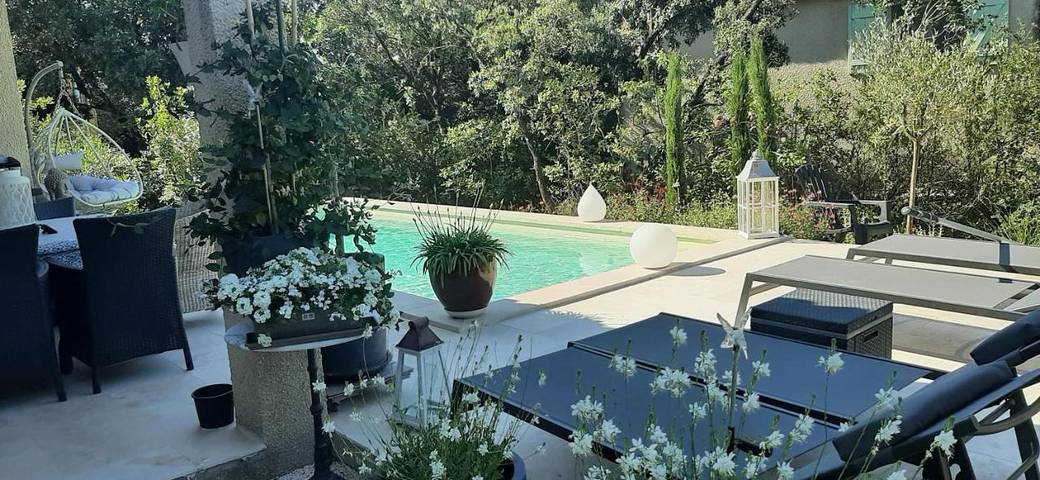 Chambre d’hôte pour 3 personnes, avec Terrasse et Jacuzzi ainsi que Jardin et Piscine