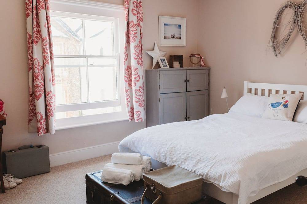 Enjoy a holiday in the centre of seaside Bembridge in our award winning cottage in Bembridge, Isle of Wight