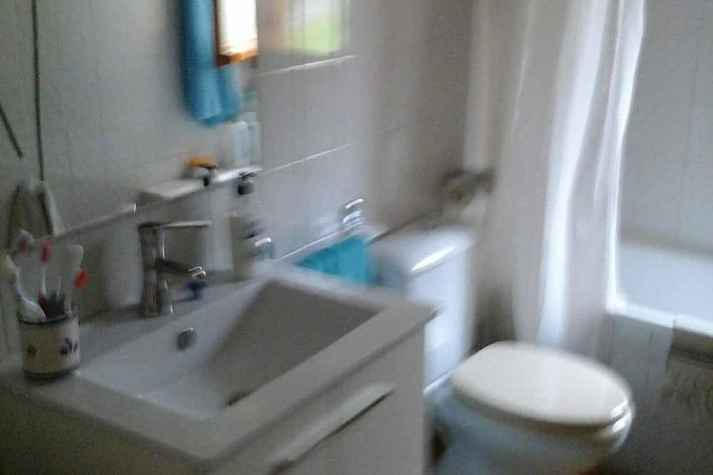 Entire apartment, Modest apartment in the Aragonese Pyrenees mountains. Altruistic rent. in Villanúa, Spanish Pyrenees