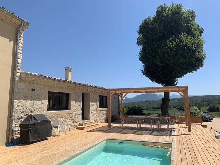 Gîte pour 8 personnes, avec terrasse ainsi que piscine et jardin dans La Roche-sur-Grane
