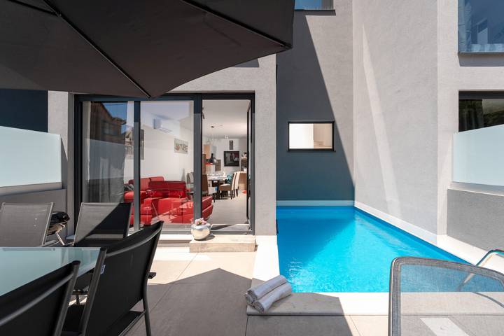 Villa für 8 Personen, mit Terrasse und Pool in Funtana