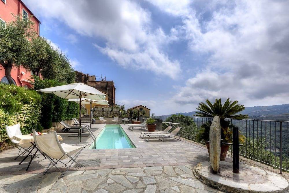 Appartamento intero, Casa Pisani in struttura con giardino e piscina in Civezza, Riviera di Ponente