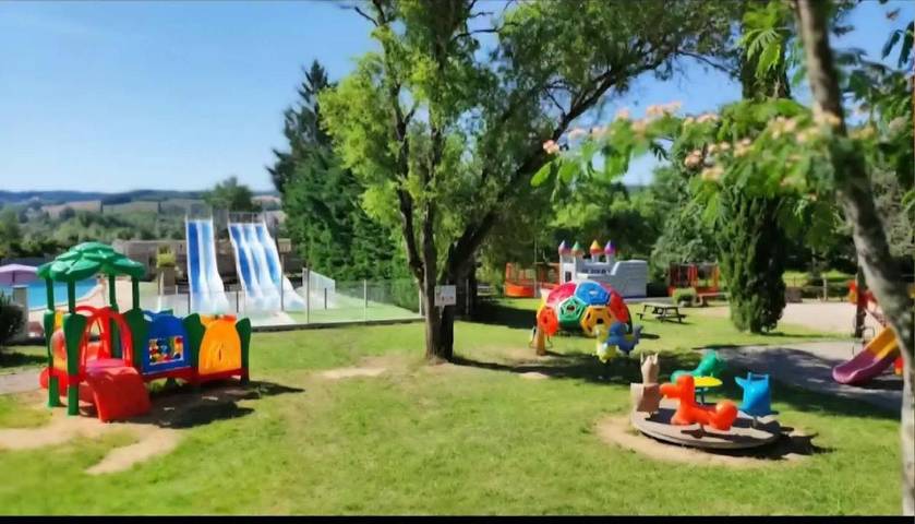 Camping pour 5 personnes, avec Terrasse ainsi que Jardin et Piscine