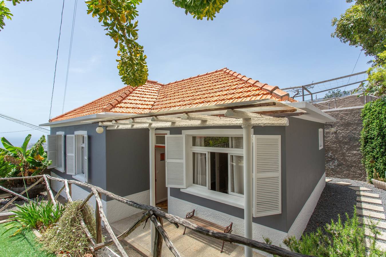 Über Funchal · Hanghaus mit Meerblick in Funchal (Santa Maria Maior), Madeira