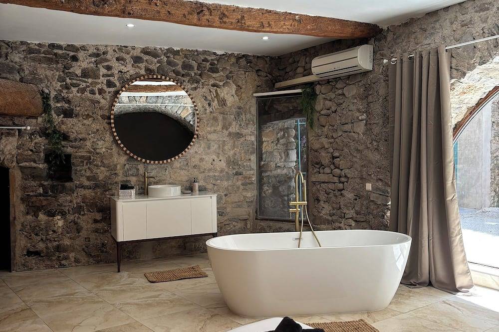 Appartement entier, Suite l’Écrin Caché avec billard et baignoire îlot in Anduze, Parc national des Cévennes