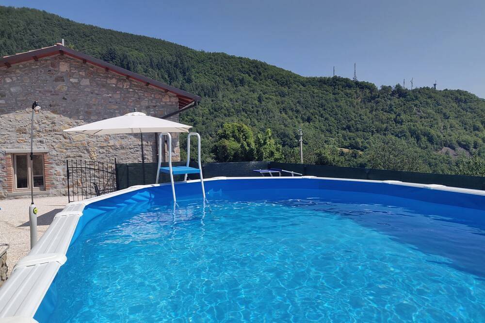 3 Bedroom Village House with Private Pool in Garfagnana - restaurant nearby in Villa Collemandina, Garfagnana