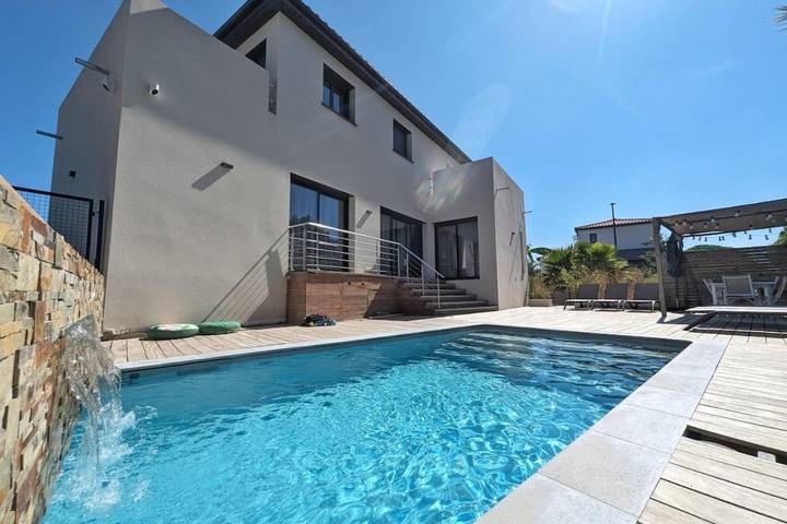 Villa pour 8 personnes, avec vue ainsi que jardin et piscine