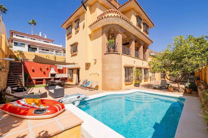 Villa for 12 people, with garden and terrace, with pets in Benalmádena