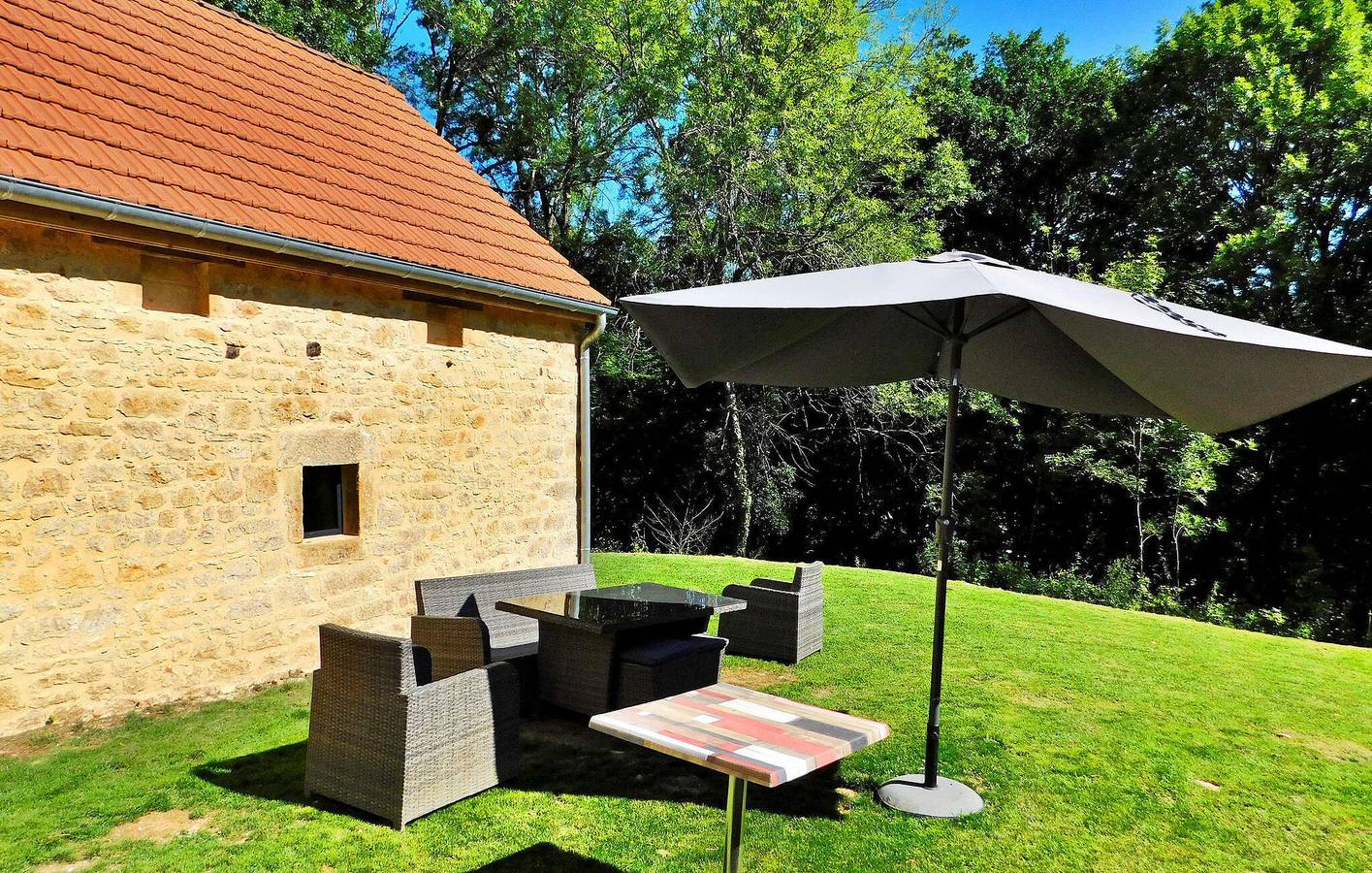 Appartement de luxe avec piscine, parking, climatisation et WiFi in Saint-Julien-de-Lampon, Quercy