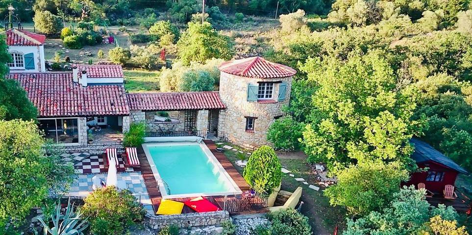 Location de vacances pour 2 personnes, avec piscine et jardin ainsi que vue et terrasse à Bagnols-en-Forêt - 2