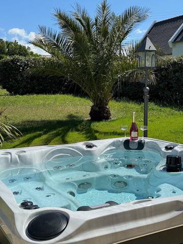 Gîte pour 4 personnes, avec terrasse et jardin ainsi que sauna et jacuzzi dans Plage Curnic