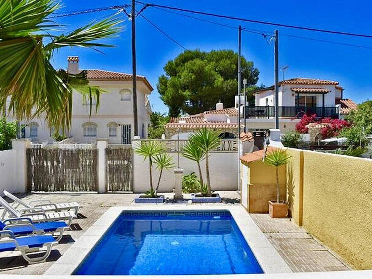 Miami Platja House with Private Pool and Air Conditioning in Cala dels Vienesos (Miami Playa), Mont-roig del Camp