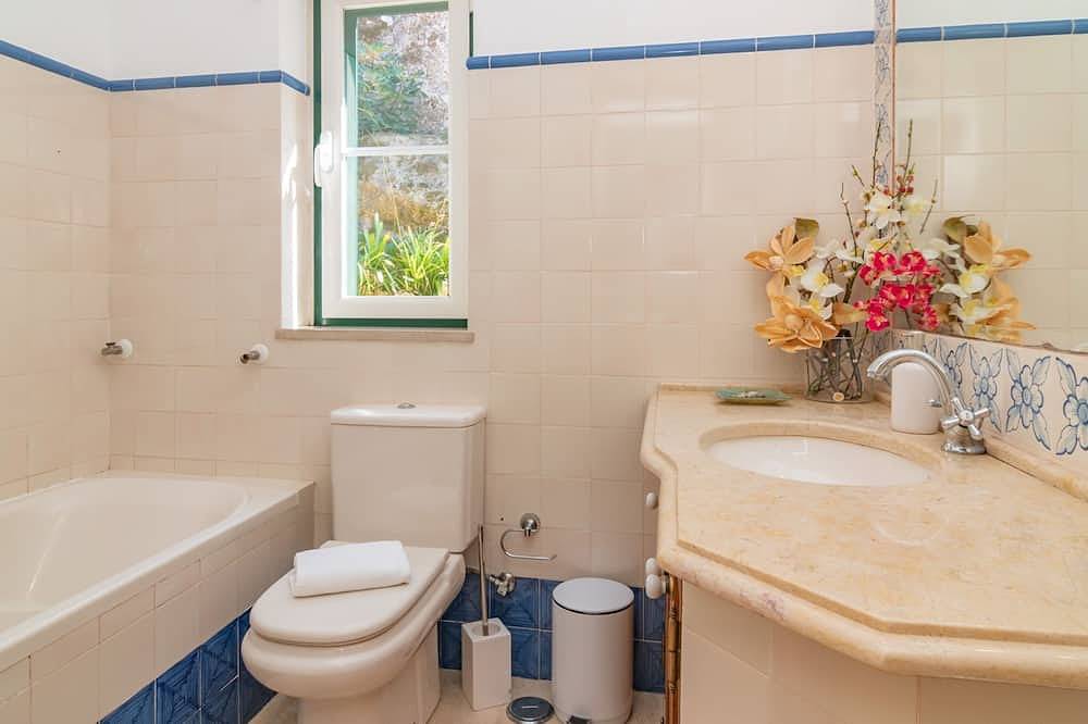 Entire apartment, Cazal da Saúde Suite W/ Pool by Lovelystay in São Martinho (Sintra), Sintra