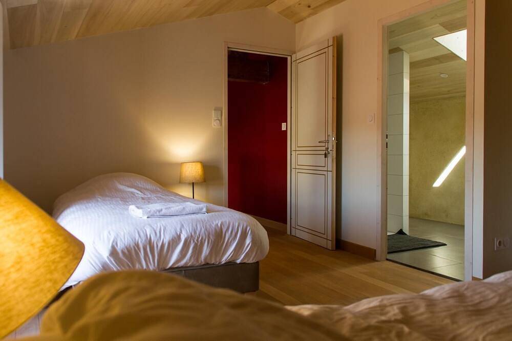 Entire apartment, Chambre d'hôtes Family 5 pers Jacuzzi 18' Puy du Fou Le Puy Carmin in Bazoges-en-Paillers, Loire Valley