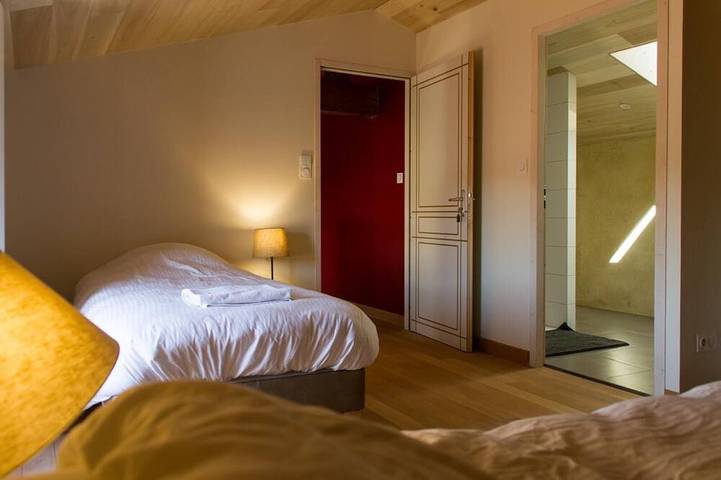Ganze Wohnung, Chambre d'hôtes Family 5 pers Jacuzzi 18' Puy du Fou Le Puy Carmin in Bazoges-en-Paillers, Loire-Tal