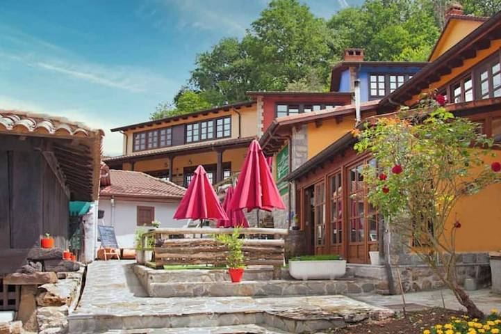 Casa Rural Con Vistas A Las Montañas Verdes Asturianas in Pola de Lena, Lena