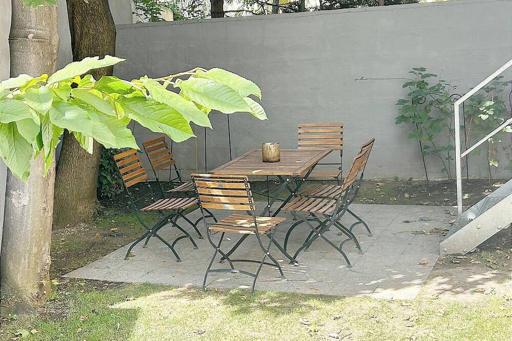 Ganze Wohnung, 9 Schlafzimmer · 2 Küchen · Garten · Gruppenapartment an der Flughafen-S-Bahn in Wien, Donau Niederösterreich