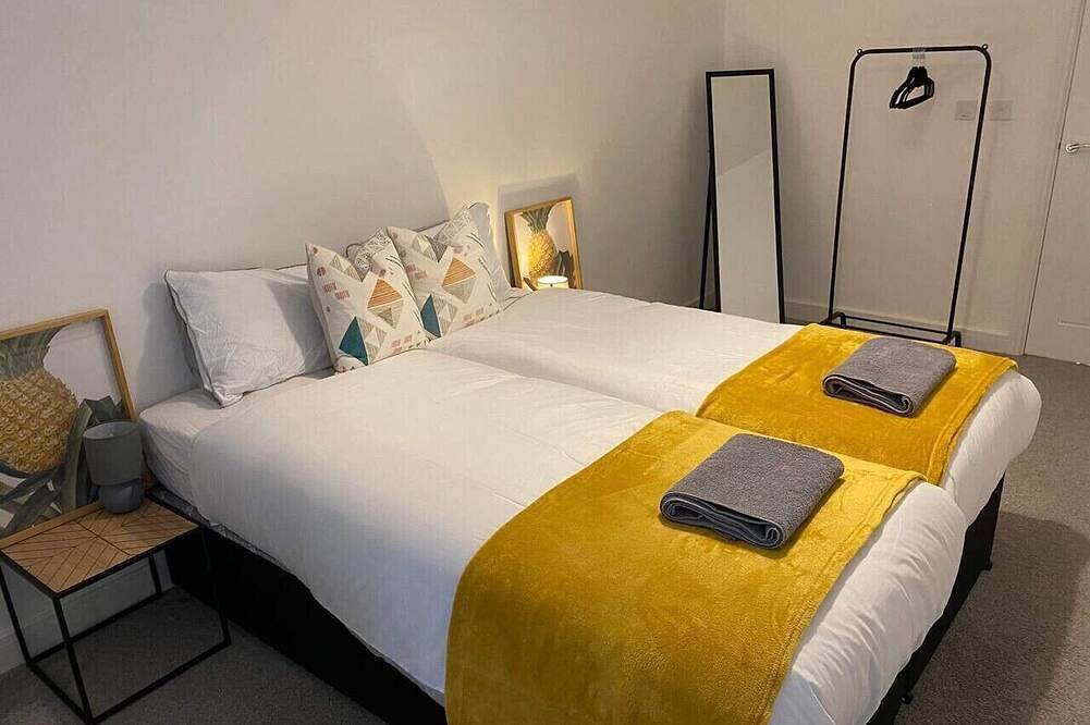 Entire apartment, 2 Bed Apartment Free Parking Close to Gatwick in Crawley, West Sussex