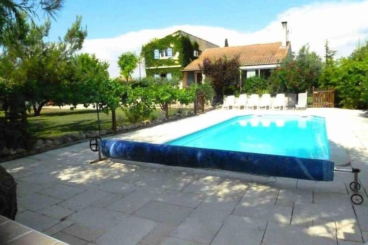 Location de vacances pour 10 personnes, avec terrasse et jardin, animaux acceptés à Entraigues-sur-la-Sorgue