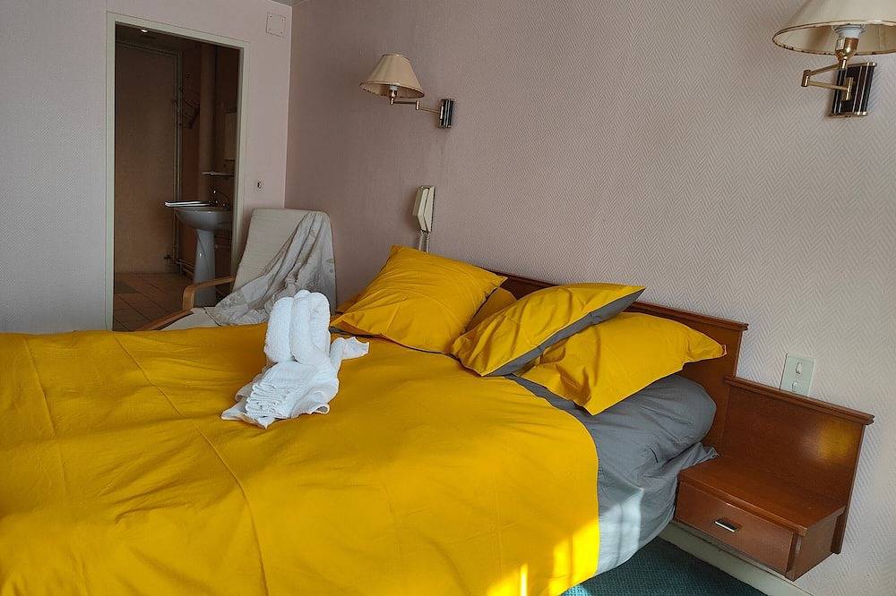Entire apartment, “Domaine du Houx” Room with Shared Terrace, Balcony and Wi-Fi in La Vôge-les-Bains, Épinal region