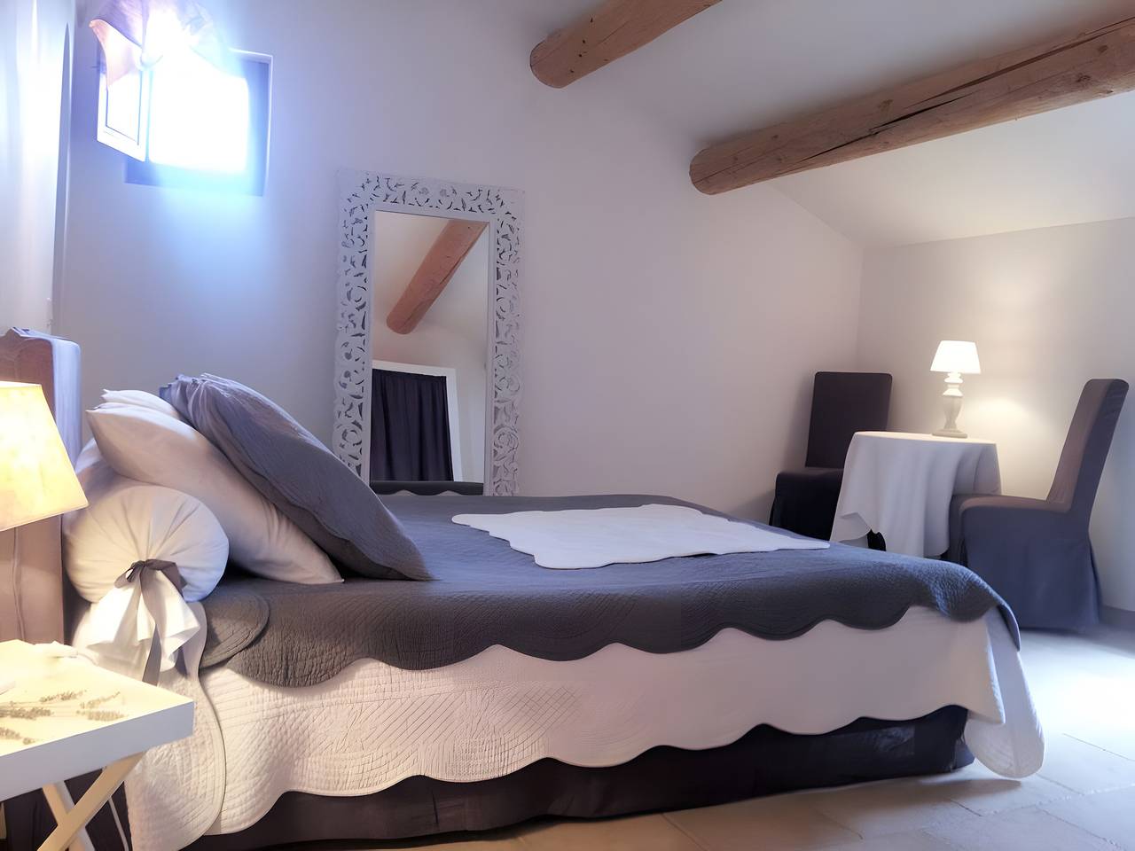 Chambre d’hôtes « Chambre Au Levant » avec terrasse partagée, Wi-Fi et climatisation in Violès, Vaucluse