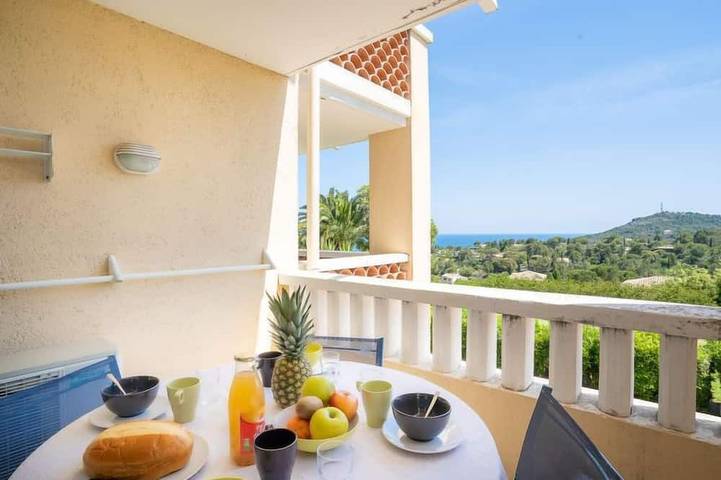 Gîte pour 4 personnes, avec terrasse ainsi que jardin et piscine dans Golf De Cap Esterel
