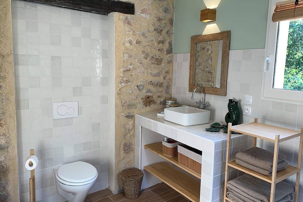 Quiet, romantic room with swimming pool in the heart of nature. in Figanières, Draguignan region