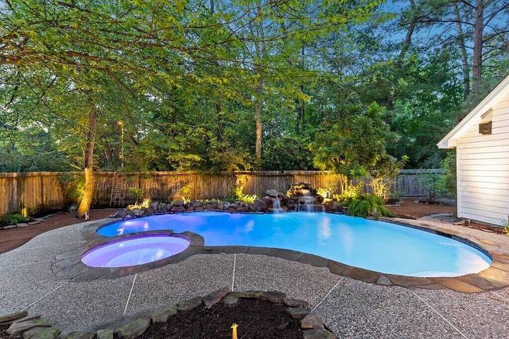 Vacation rental for 8 people, with yard in The Woodlands