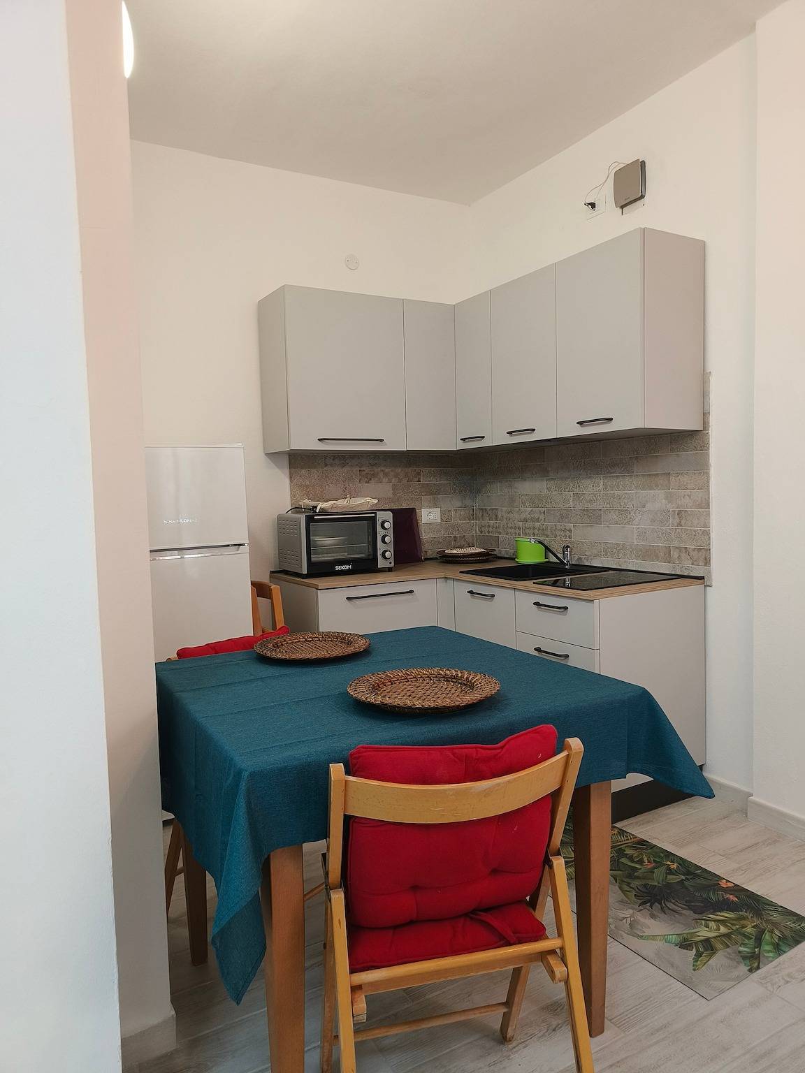 Apartamento entero, Apartamento 'Casa Aldo' con vistas a la montaña, piscina compartida y balcón in Teulada (Italia), Provincia de Cagliari