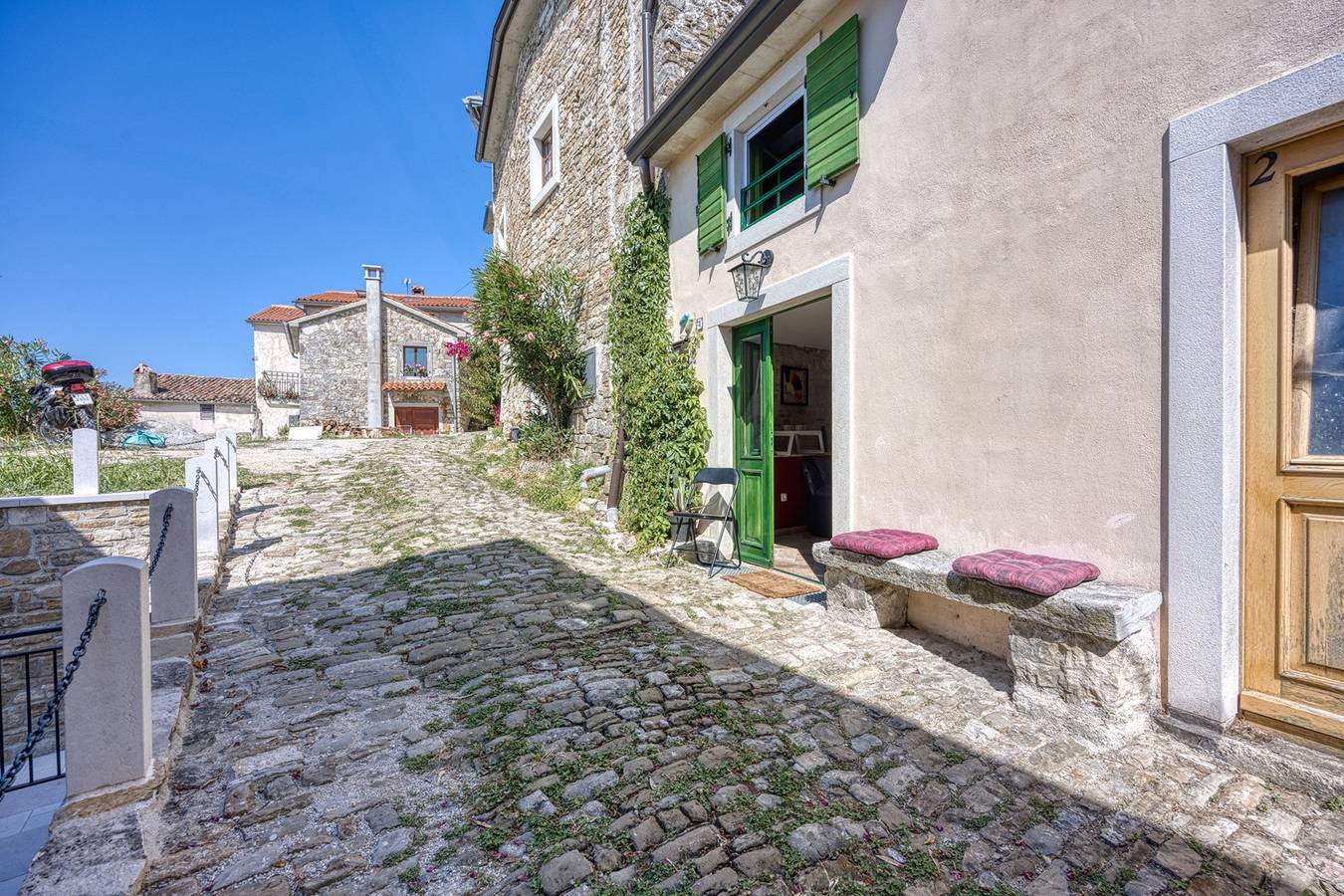 Ganze Wohnung, Romantic Casa Amica with Terrace in Motovun, Zentralistrien