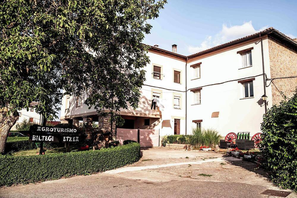 Large house with swimming pool and barbecue in the mountains, dogs allowed. in Harana, Cordillera Cantábrica