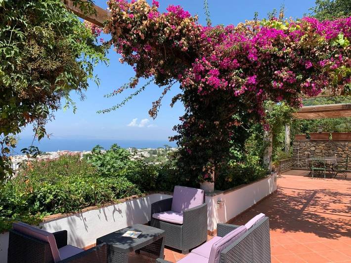 B&b per 3 persone, con panorama e terrazza nonché giardino a Anacapri