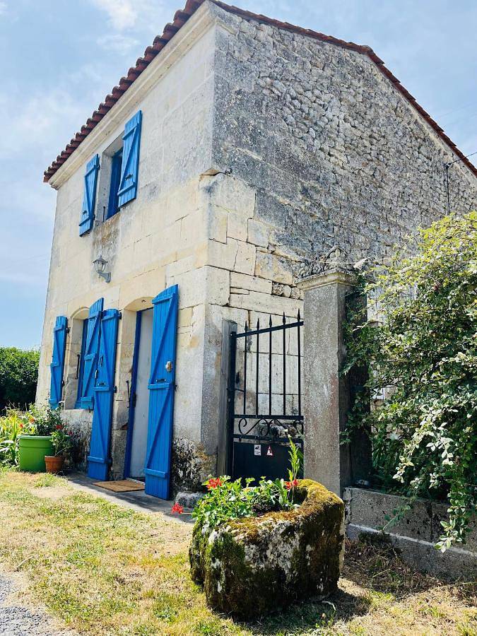 Location de vacances pour 4 personnes, avec jardin ainsi que vue et piscine à Saint-Simon-de-Bordes - 2