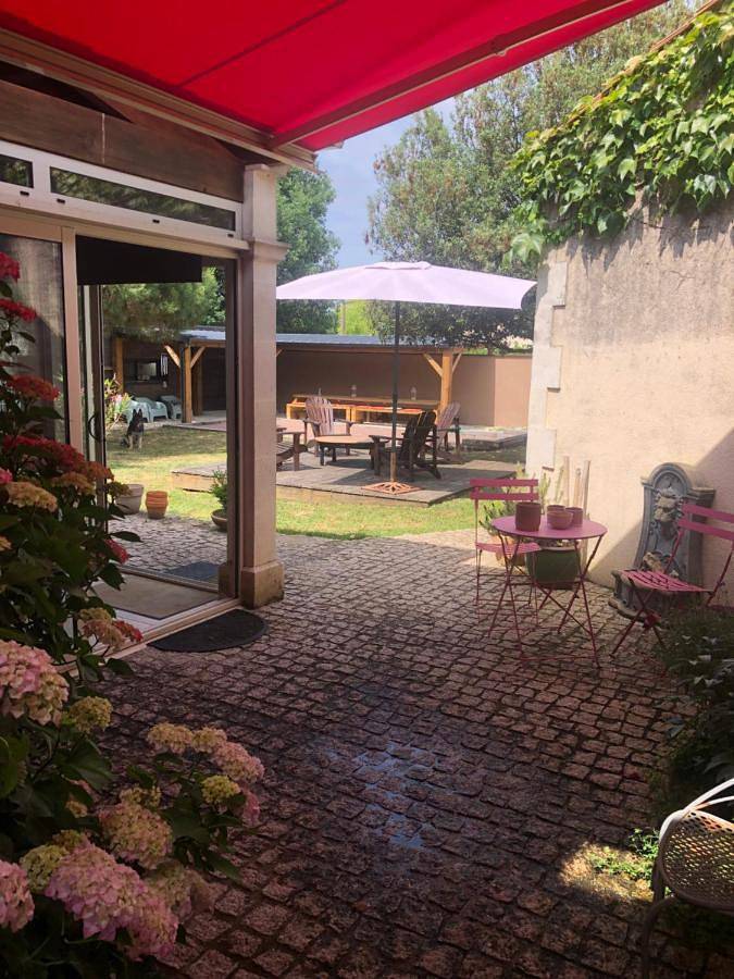 Location de vacances pour 8 personnes, avec Terrasse et Jardin ainsi que Piscine et Vue à Saint-Simeux - 3