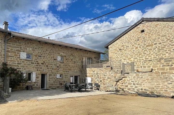 Location de vacances pour 9 personnes, avec jardin et terrasse à Saint-Pierre-Eynac