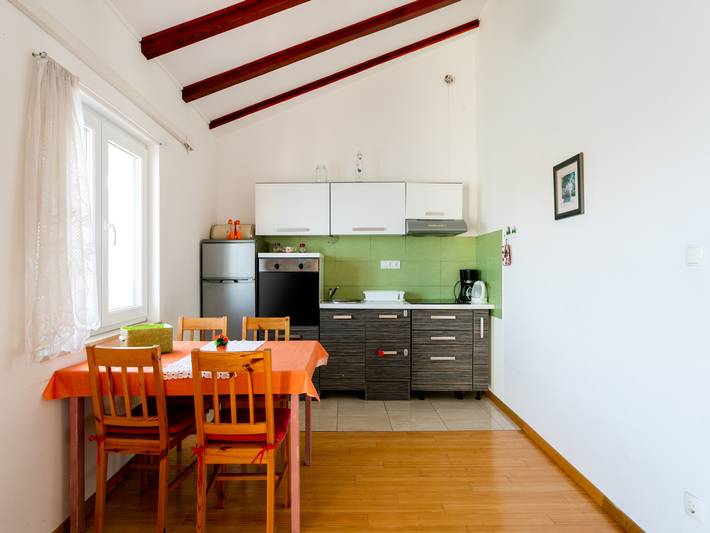 Ganze Wohnung, Reizvolle Ferienwohnung am Meer in Stomorska, Solta