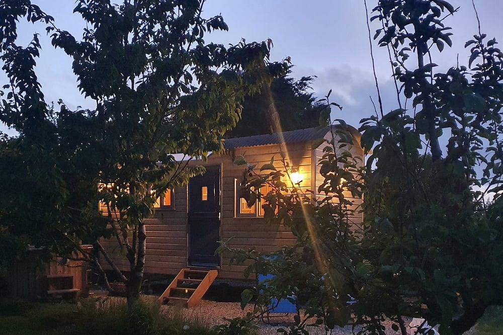 Luxury romantic shepherd's hut - hot tub and Aga in Cornwall