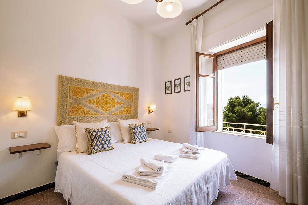 Carraio's room, cozy vintage B&B Art Studio, with watercolor courses available in Baunei, Provincia di Ogliastra