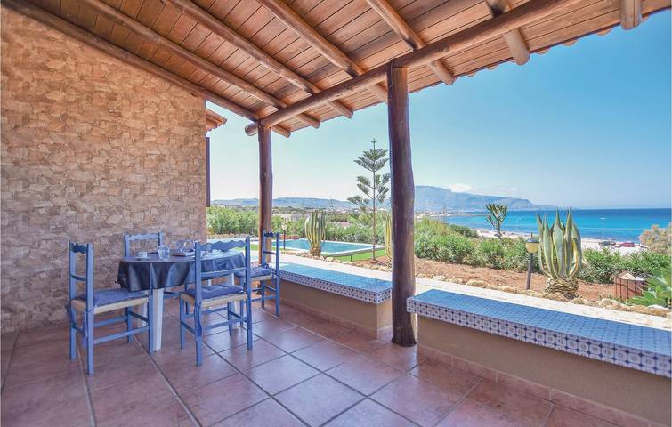 Appartement climatisé de 140m² avec piscine, terrasse et parking, à 200m de la plage in Cornino, Custonaci