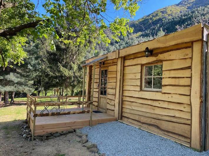 Location de vacances pour 3 personnes, avec piscine et vue ainsi que jardin et terrasse à Gravières